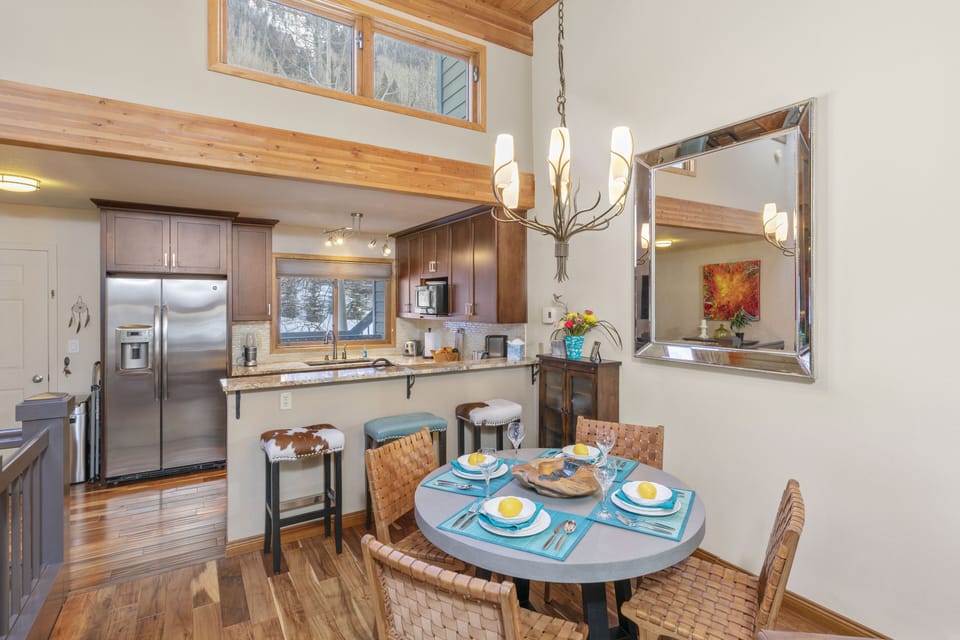 Dining for 4 plus breakfast bar for 3 more!