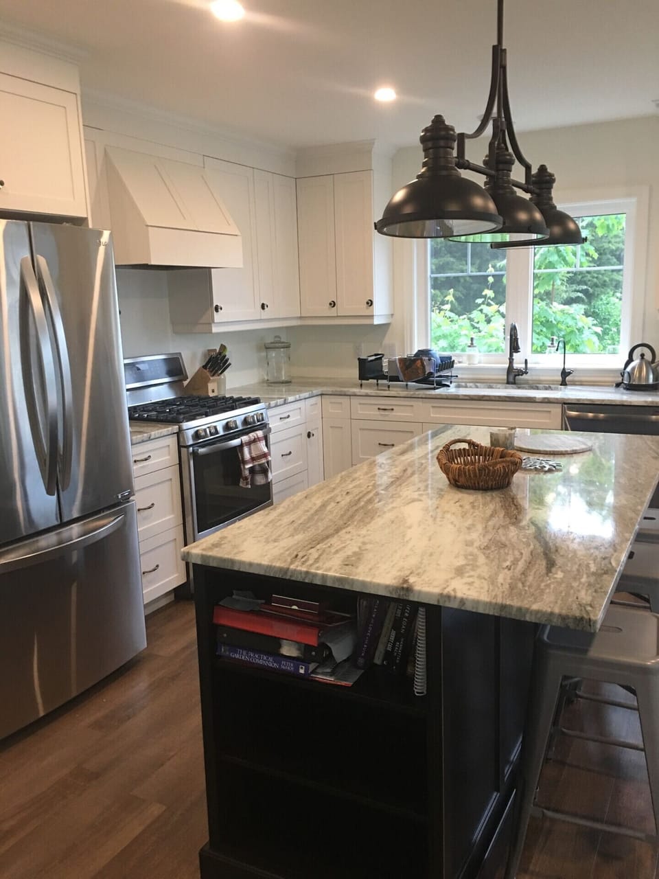 Kitchen fully equipped and a lovely space to prepare gourmet meals.