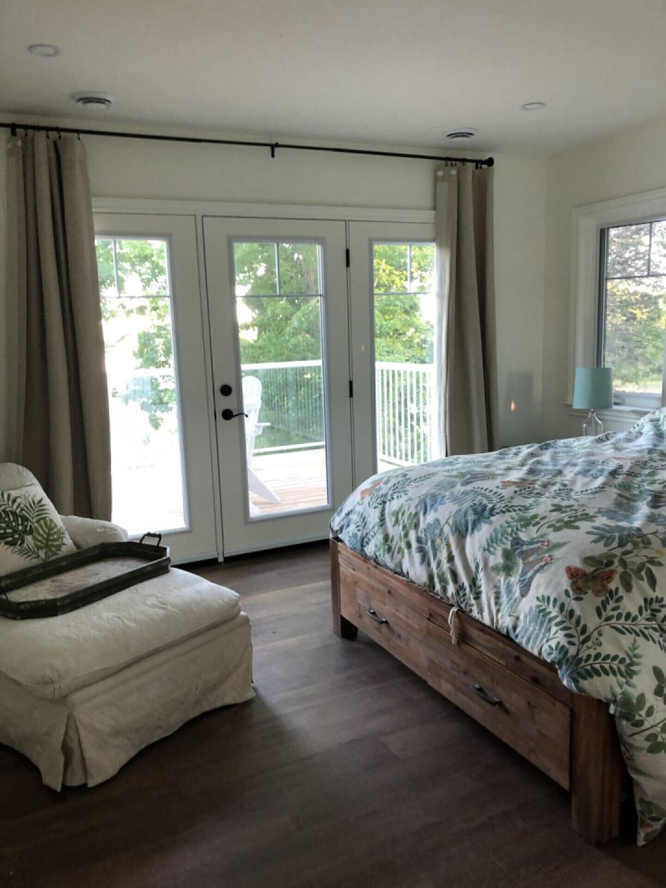 Master bedroom Queen bed - walk out to deck. Stargazing on clear nights.