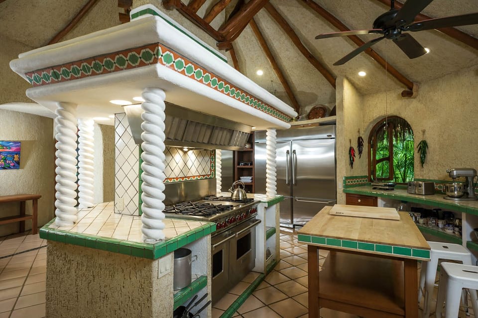 Enjoy fabulous meals in this villa's expansive gourmet kitchen with professional appliances!