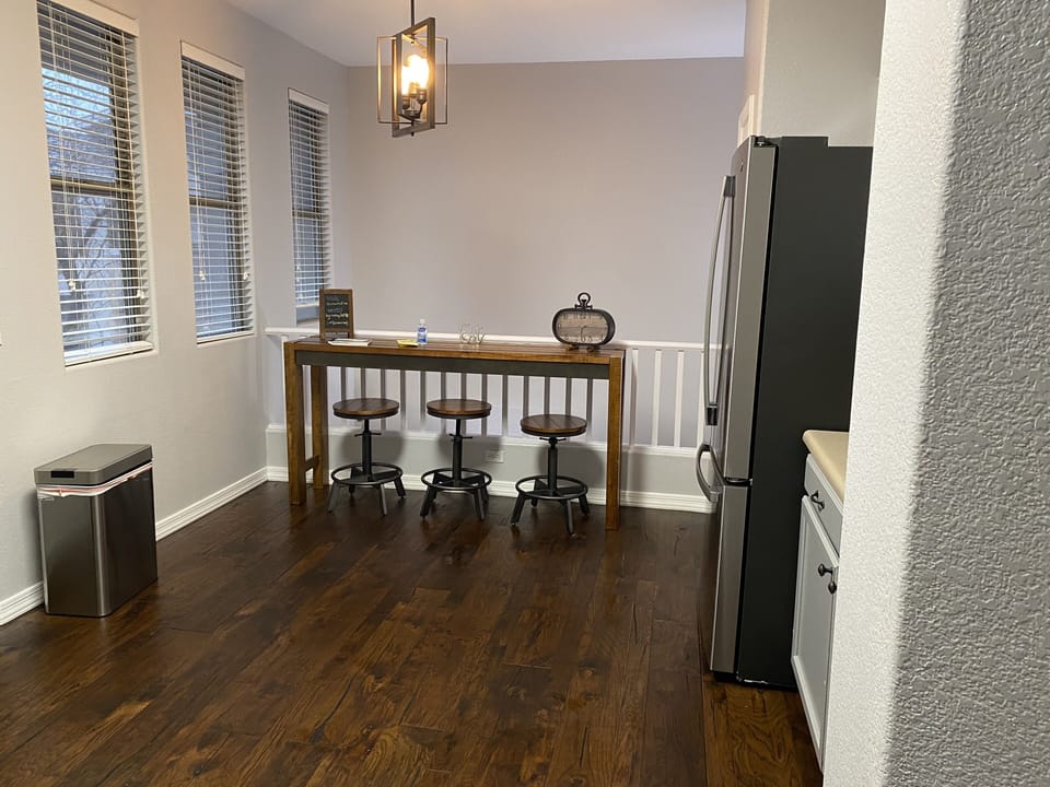small eating area in kitchen.