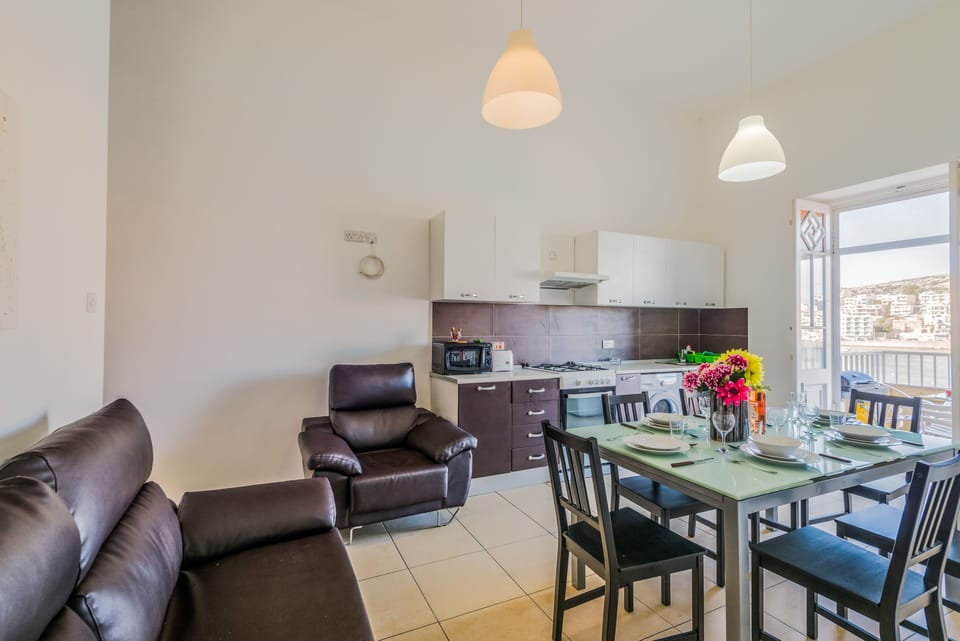 Fully Equipped Kitchen / Living / Dining.