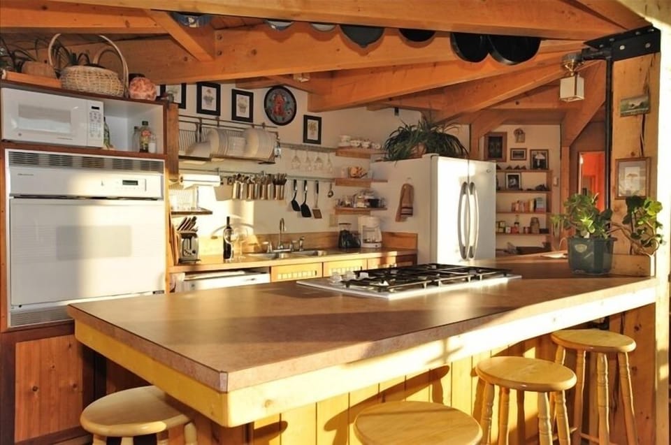 A sunny spot for friends and family to gather and prepare meals together...