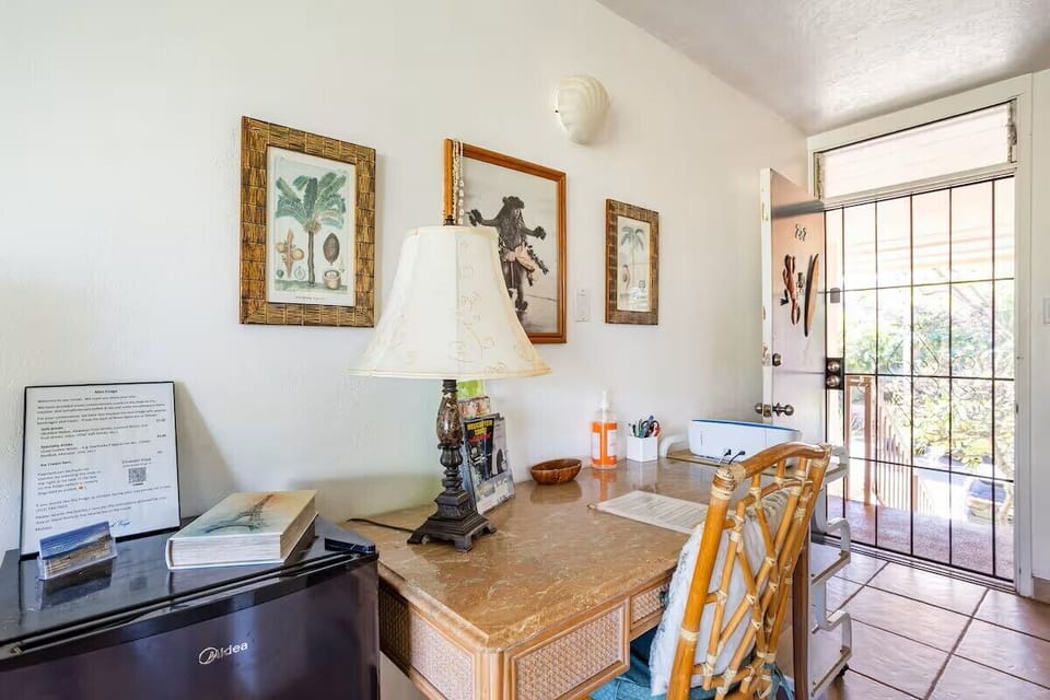 Workstation with desk, printer and high speed WiFi.