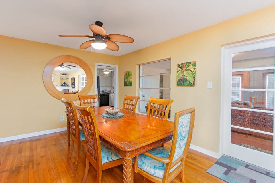 Dining table that can confortably sit 6 guests