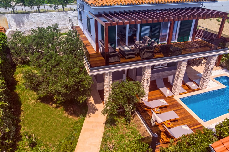 Aerial view of the house and green surrounding