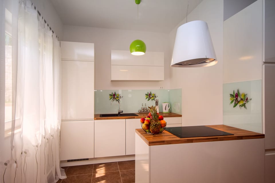Beautiful fully equipped kitchen, ground floor