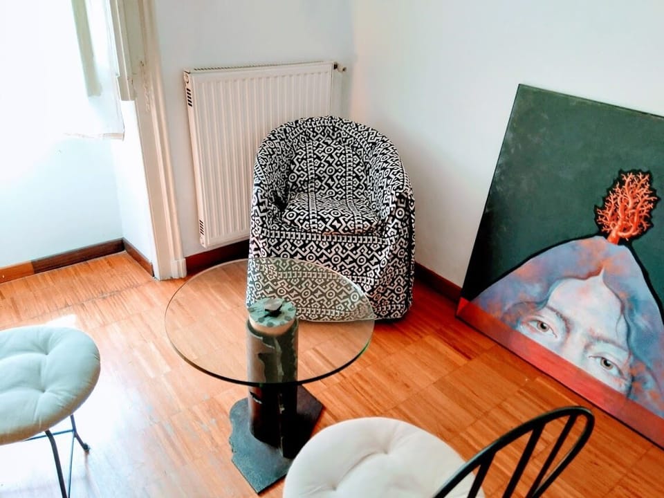 tavolino design di luigi tirino, poltrone, sedie, quadro di gabriella gorini