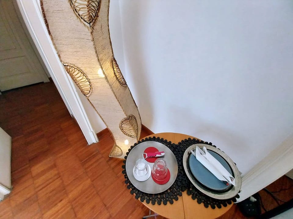 tavolino, piatti in ceramica vietrese, bicchieri in vetro, apribottiglie