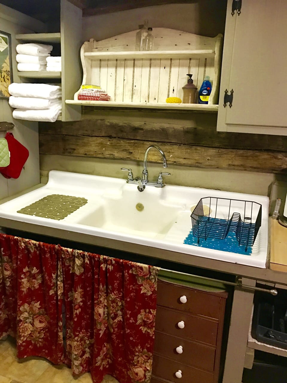 Guest are supplied with kitchen soaps, and all linens.  