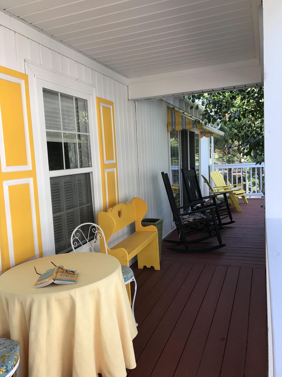 upstairs deck
access from both living rooms