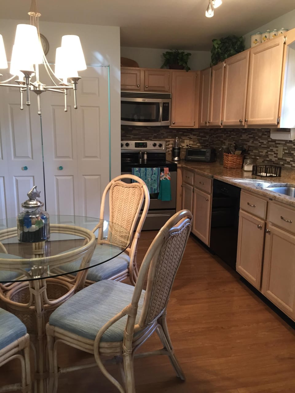 Eat-in kitchen with washer/dryer.
