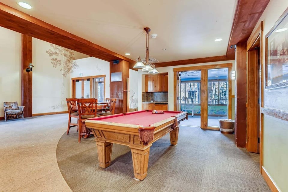 Common lobby area has a pool table