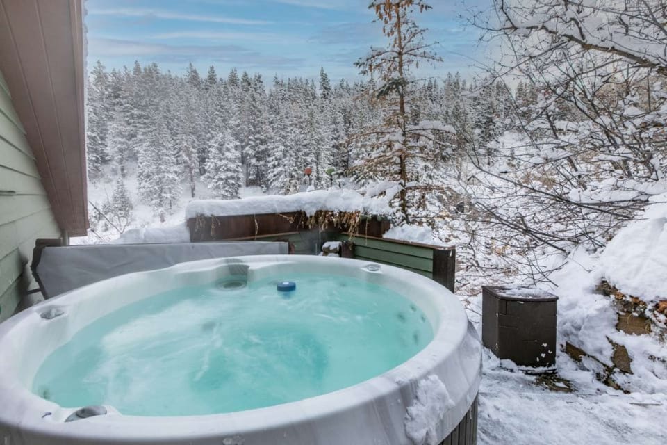 Private hot tub tucked away on the 4th floor, and hidden in the trees. Warm your bones after an epic day on the mountain!