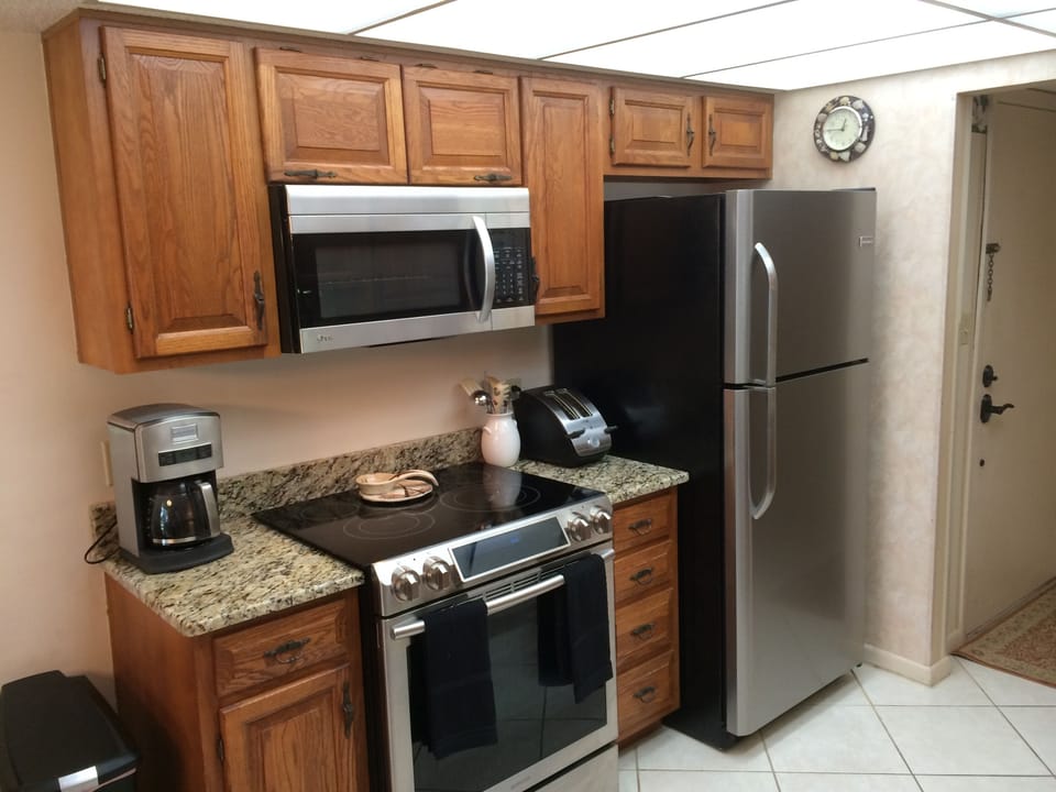 New Kitchen Oven, Microwave and Granite Tops!