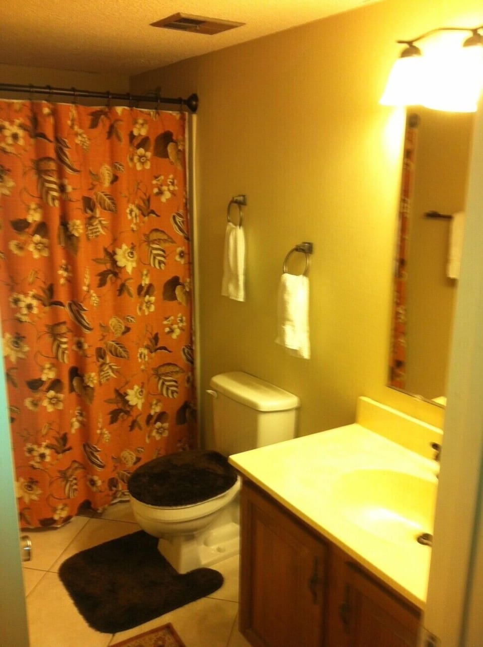 Second Bathroom in Hall way!