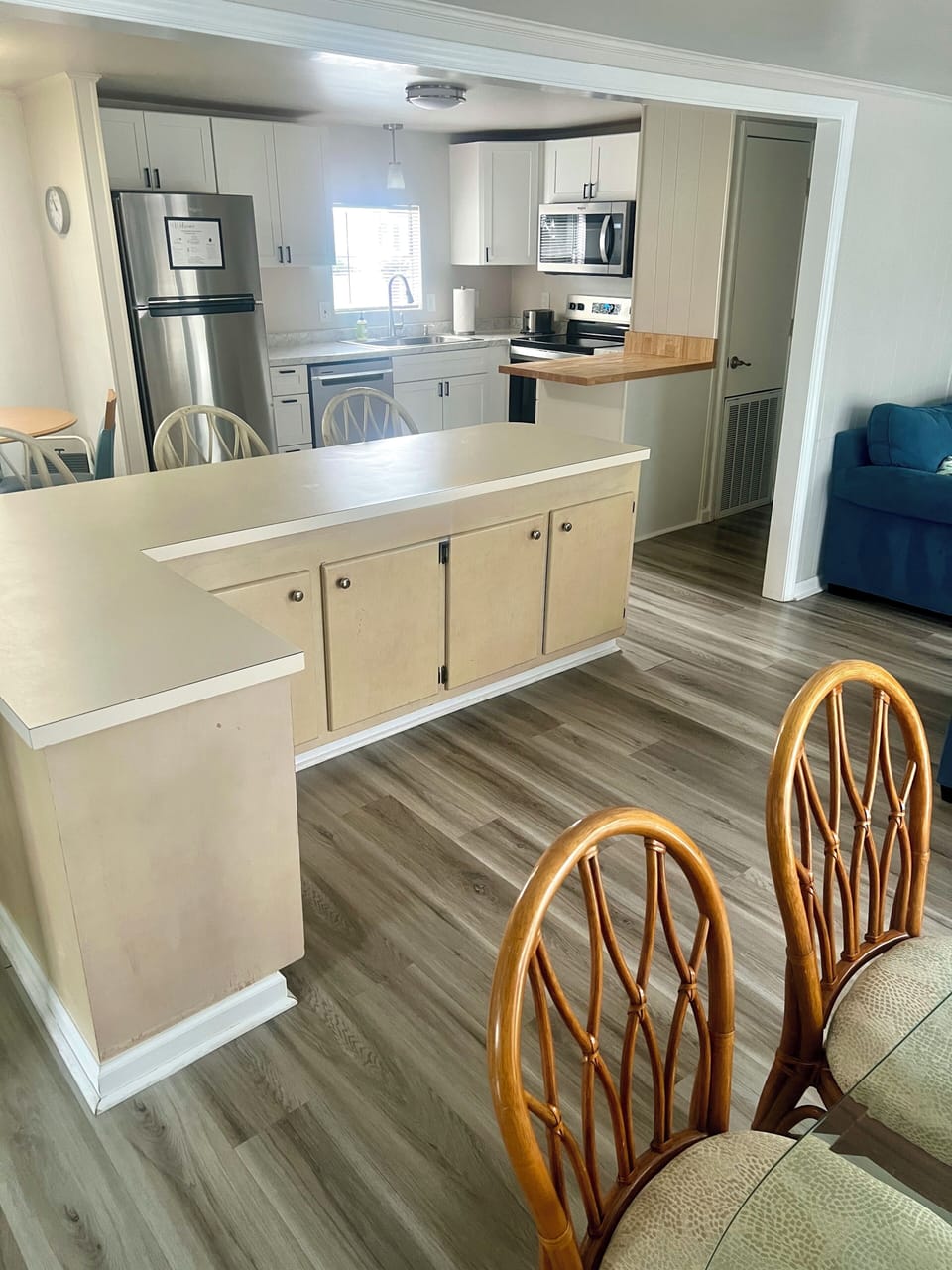 Large island to serve meals and enjoy coffee with ocean views.