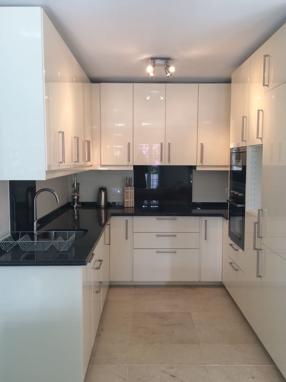 Fully equipped kitchen - dishwasher, washing machine, microwave, oven