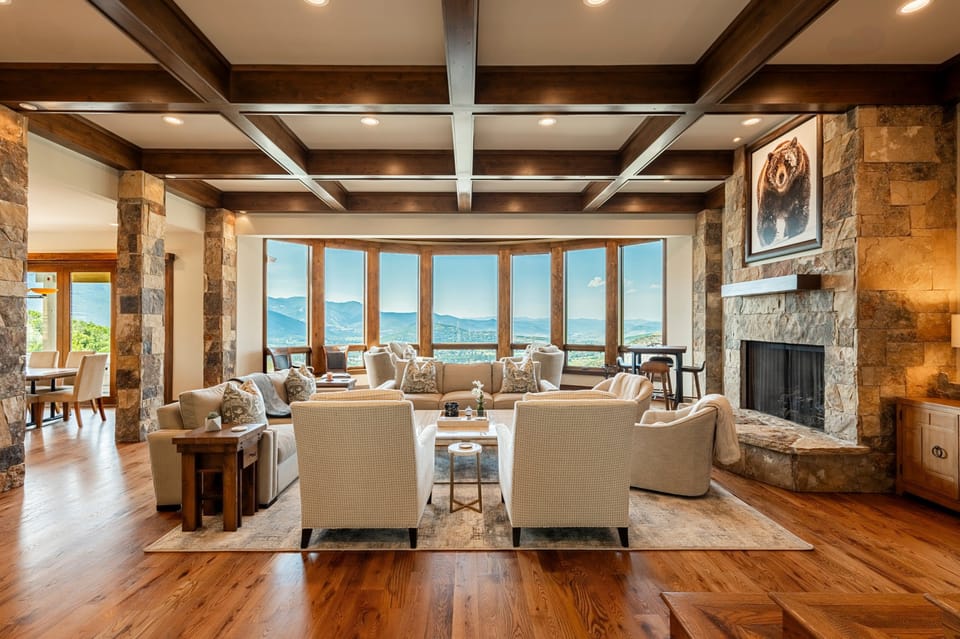 Main Level Living room with stunning scenery!