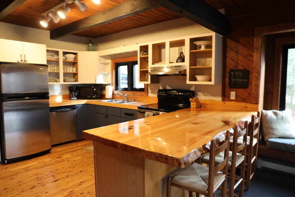 Fully stocked kitchen! 3 extra dining seats!