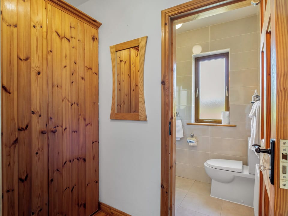 Walk in Wardrobe / leading to Ensuite (Master bedroom)