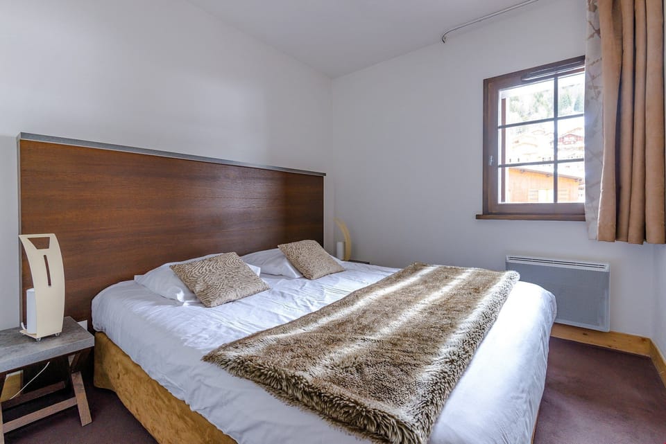 The bedroom features 1 Double bed.