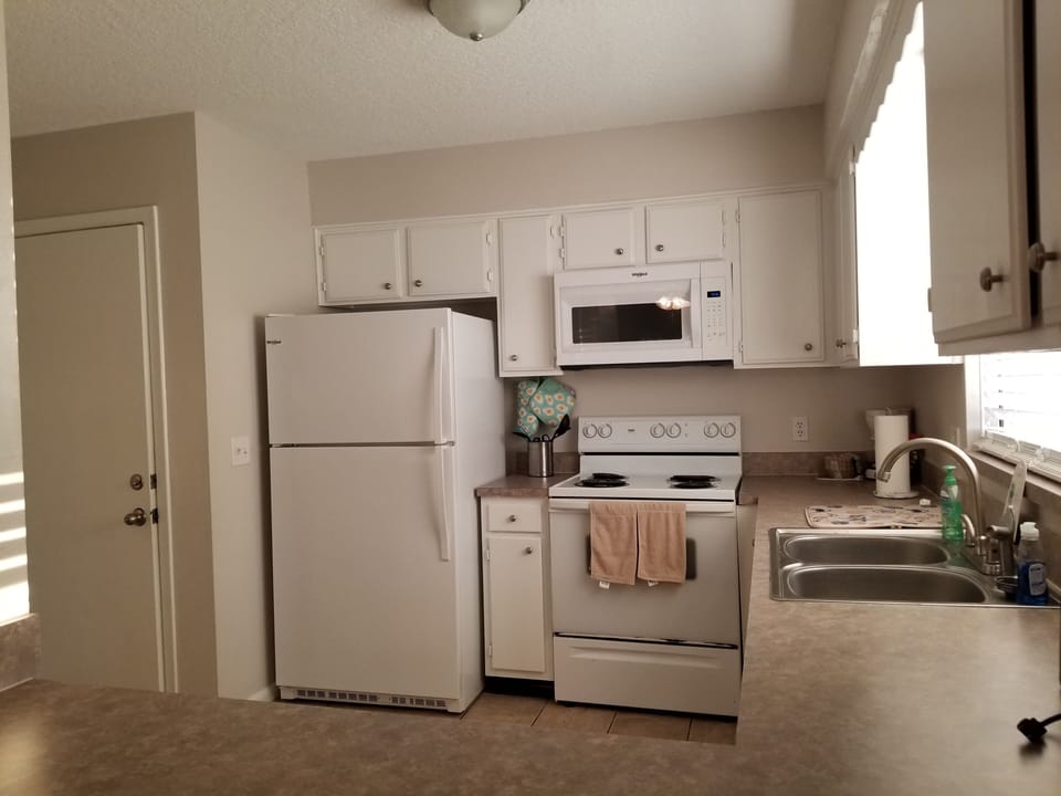 Fully furnished kitchen with Brand new refrigerator with ice maker, microwave 