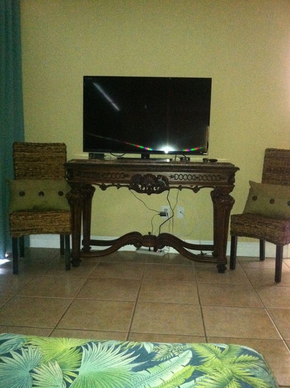 Enjoy the comfort of the Chaise lounge sofa and watch the new 47' Led TV!
