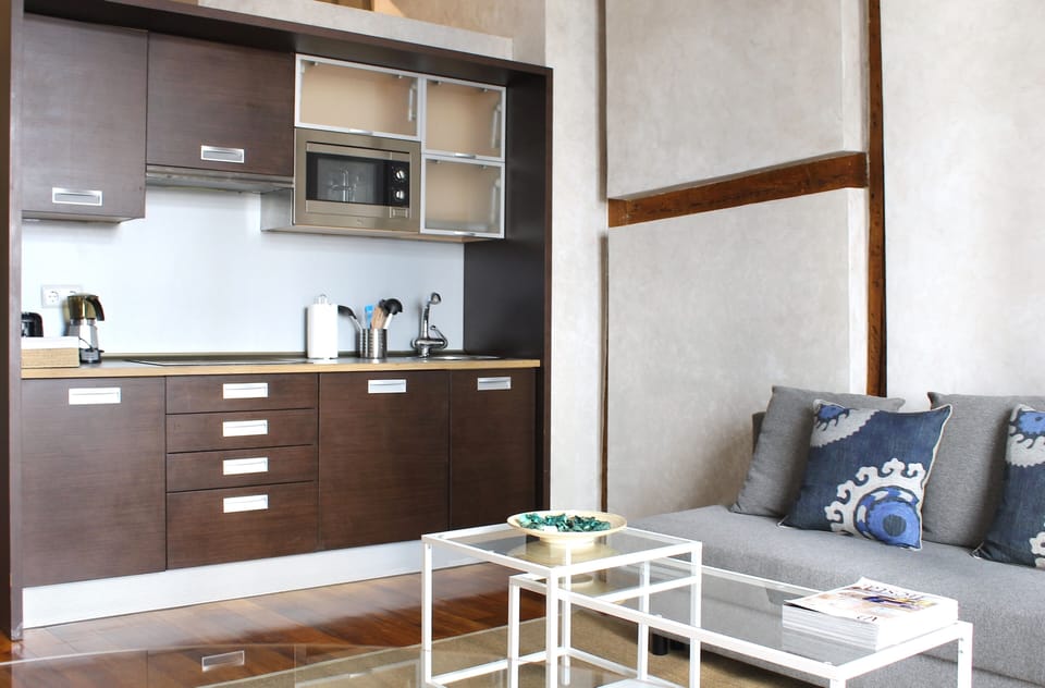 Fully equipped efficiency kitchen