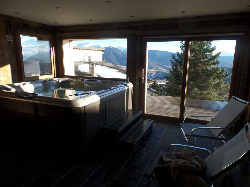 Spa: Jacuzzi, sauna, and shower