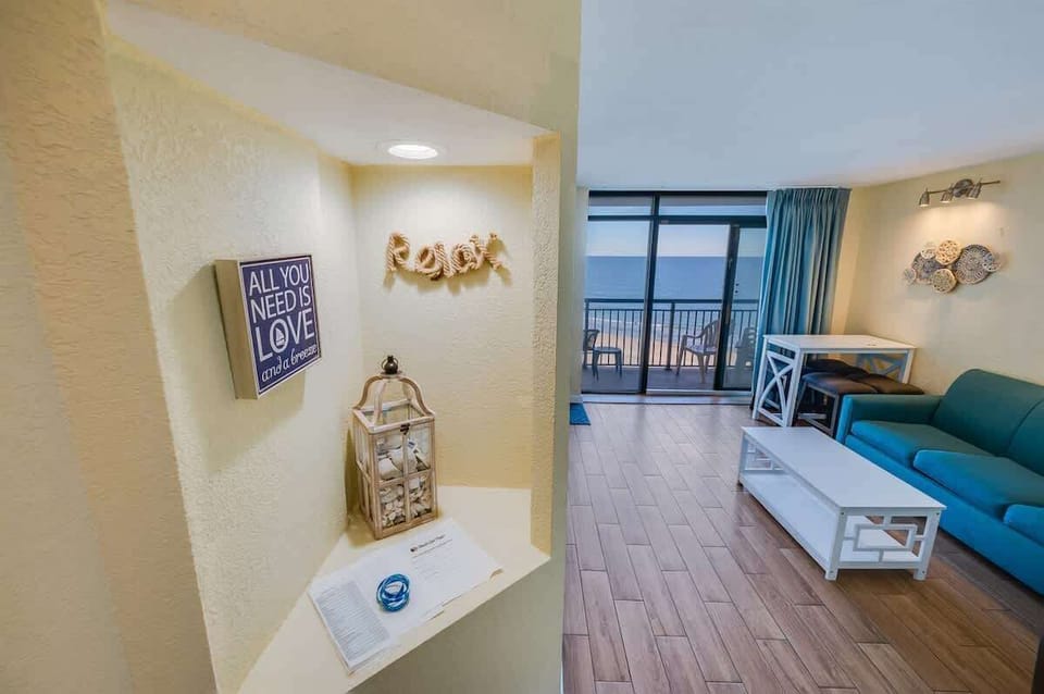 Living Room with Stunning Views☀️