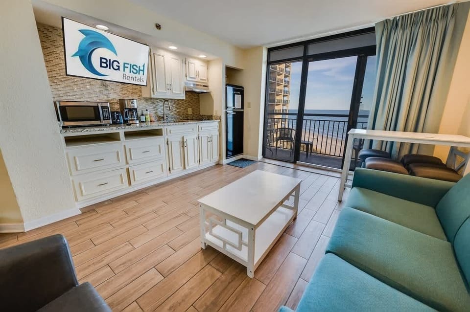 Living Room with Stunning Views☀️