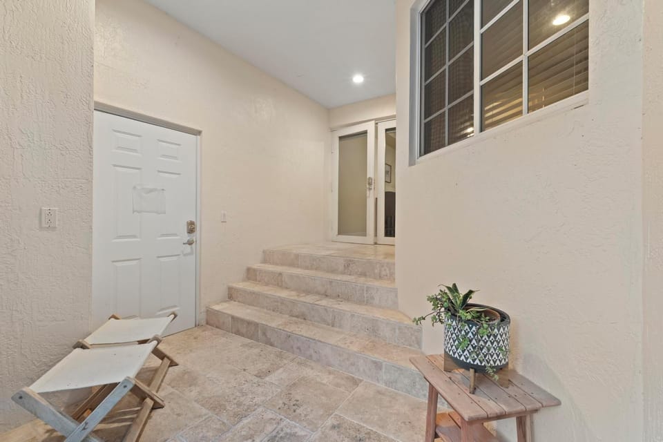 This is the entrance foyer to Unit 806. Welcome to Paradise! Owner Operated. 