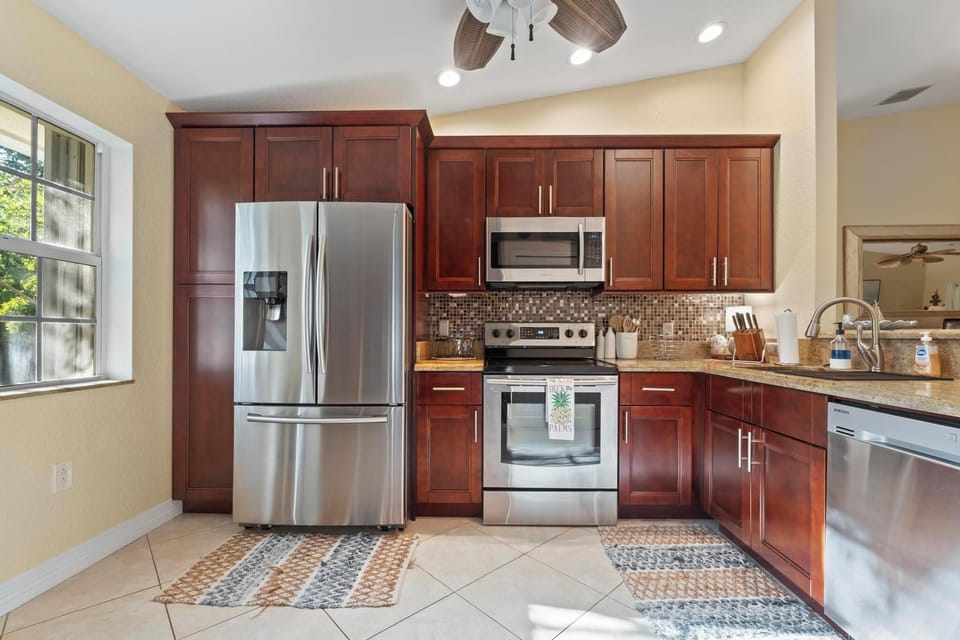 Main second floor kitchen. Fully equipped! Stainless steel appliances. 