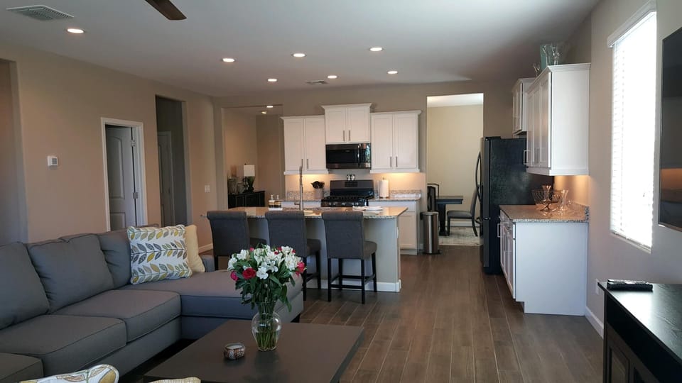 Open concept living room/kitchen