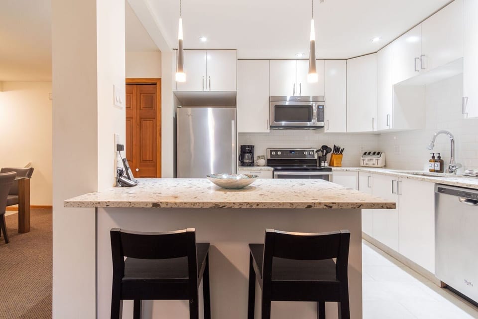 Full kitchen: Breakfast bar