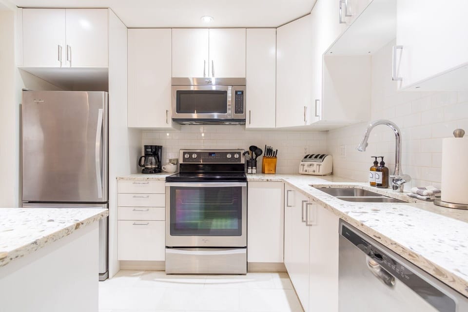 Full kitchen: Stainless steel appliances