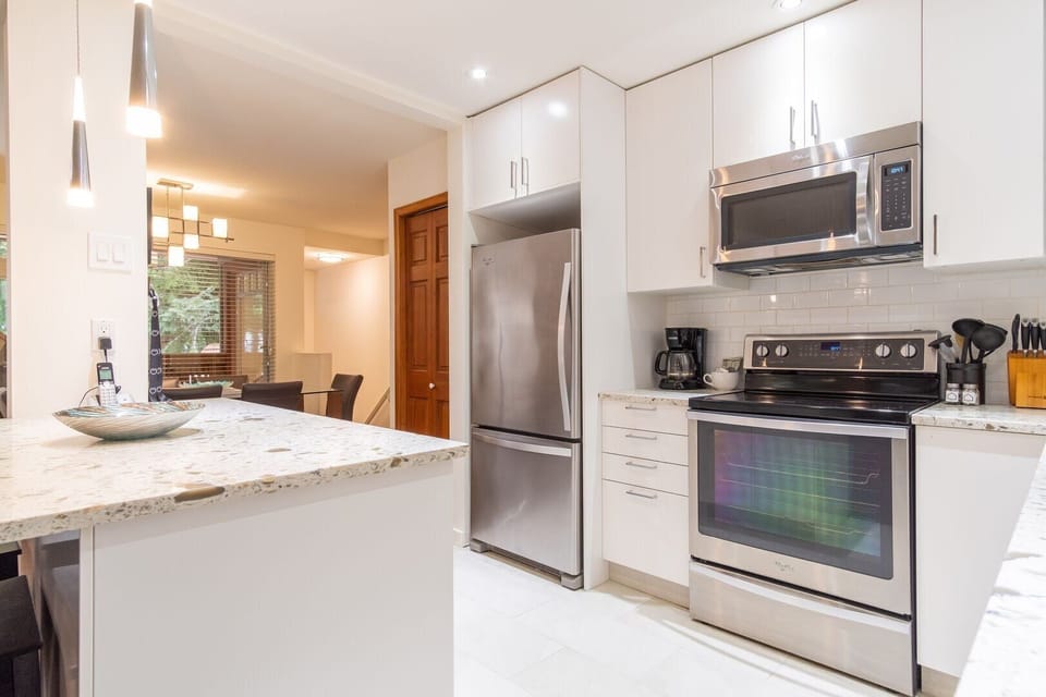 Full kitchen: Stainless steel appliances