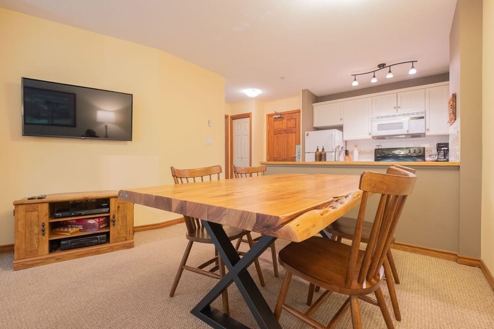 Dining area: Seats six people