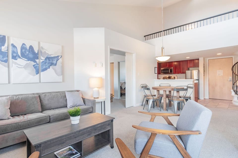 Living area: Queen pull-out