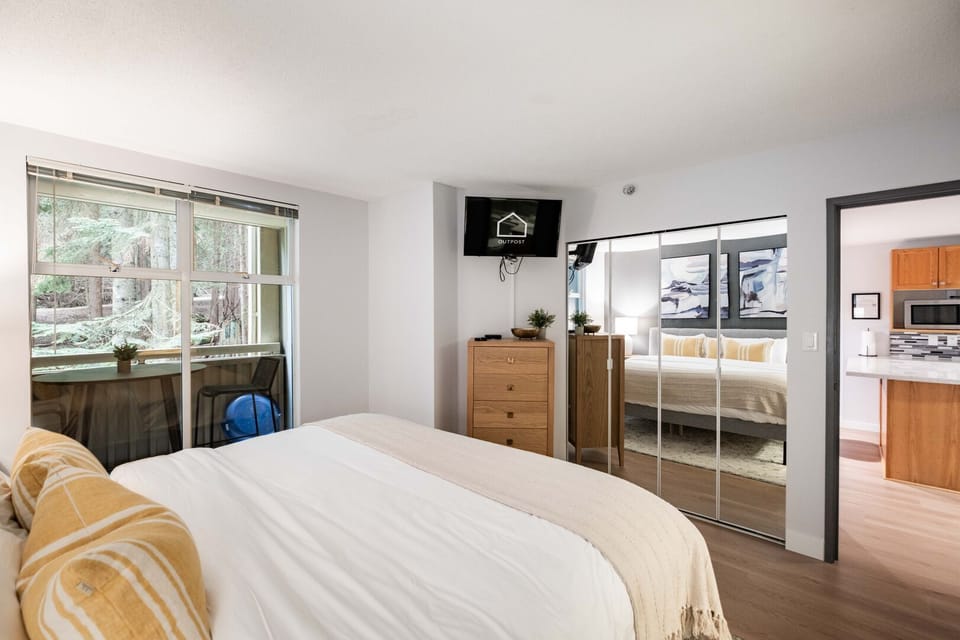 Primary bedroom: King bed, en-suite bathroom, balcony access, closet