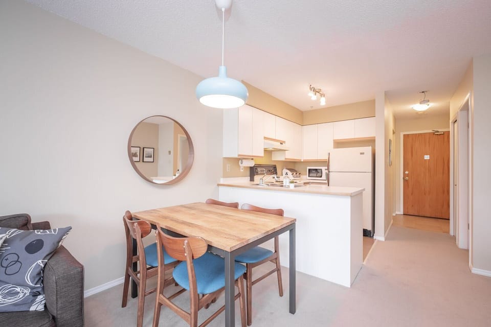 Dining area: Seats four people