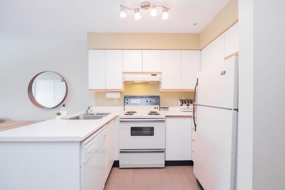 Full kitchen: High-end appliances