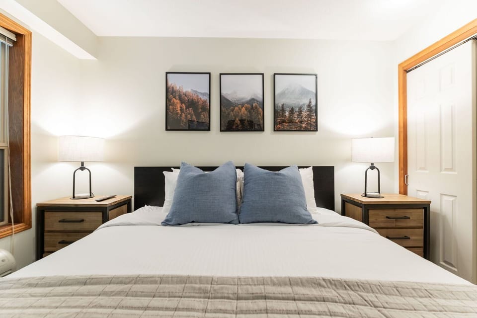 Primary bedroom: King bed, en-suite bathroom