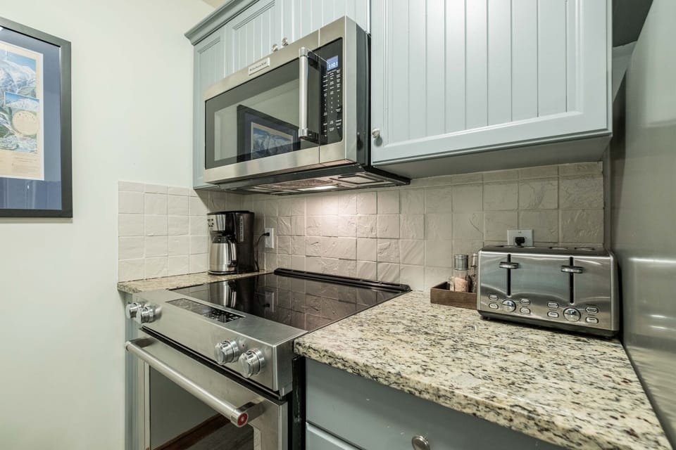 Full kitchen: High-end appliances