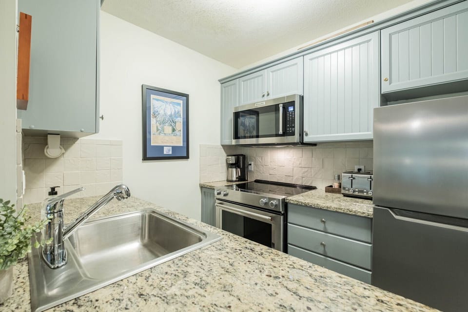 Full kitchen: High-end appliances