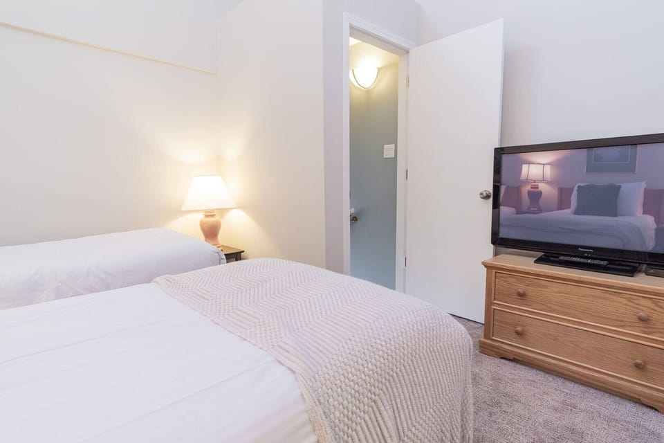 2nd bedroom: Two twin beds