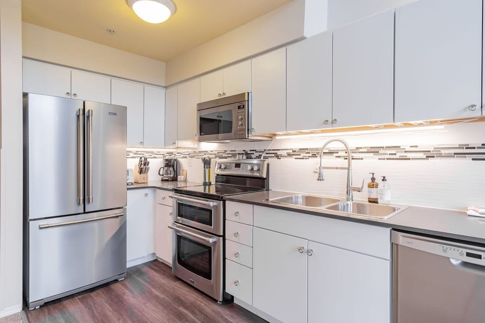 Full kitchen: High-end appliances