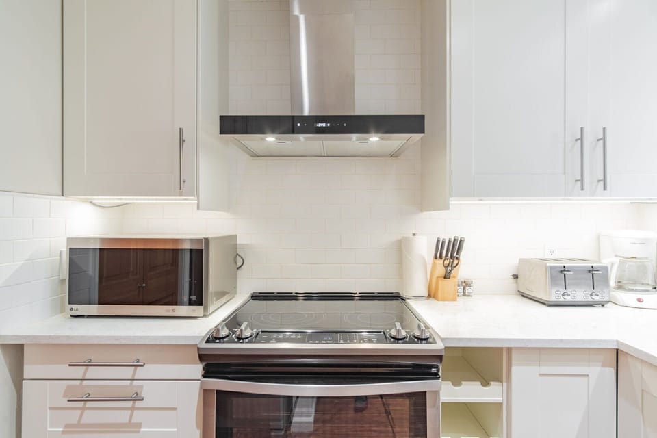 Full kitchen: Stainless steel appliances