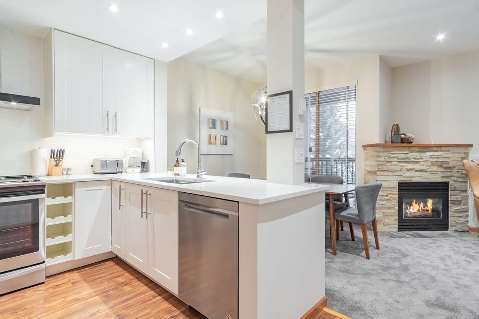 Full kitchen: Stainless steel appliances